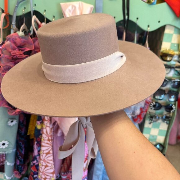 Bijou Van Ness hat, felt , used in good shape. Super cute blush pink. Size 57 M - Picture 2 of 8